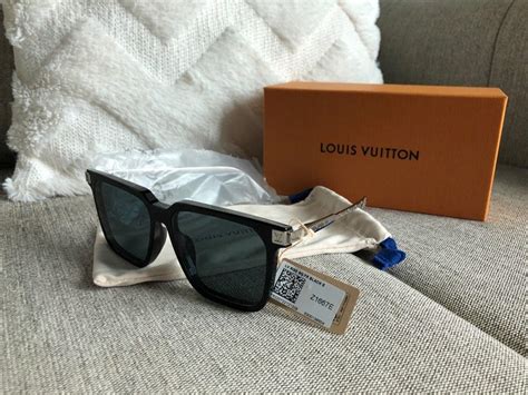 LV Rise Square Sunglasses .